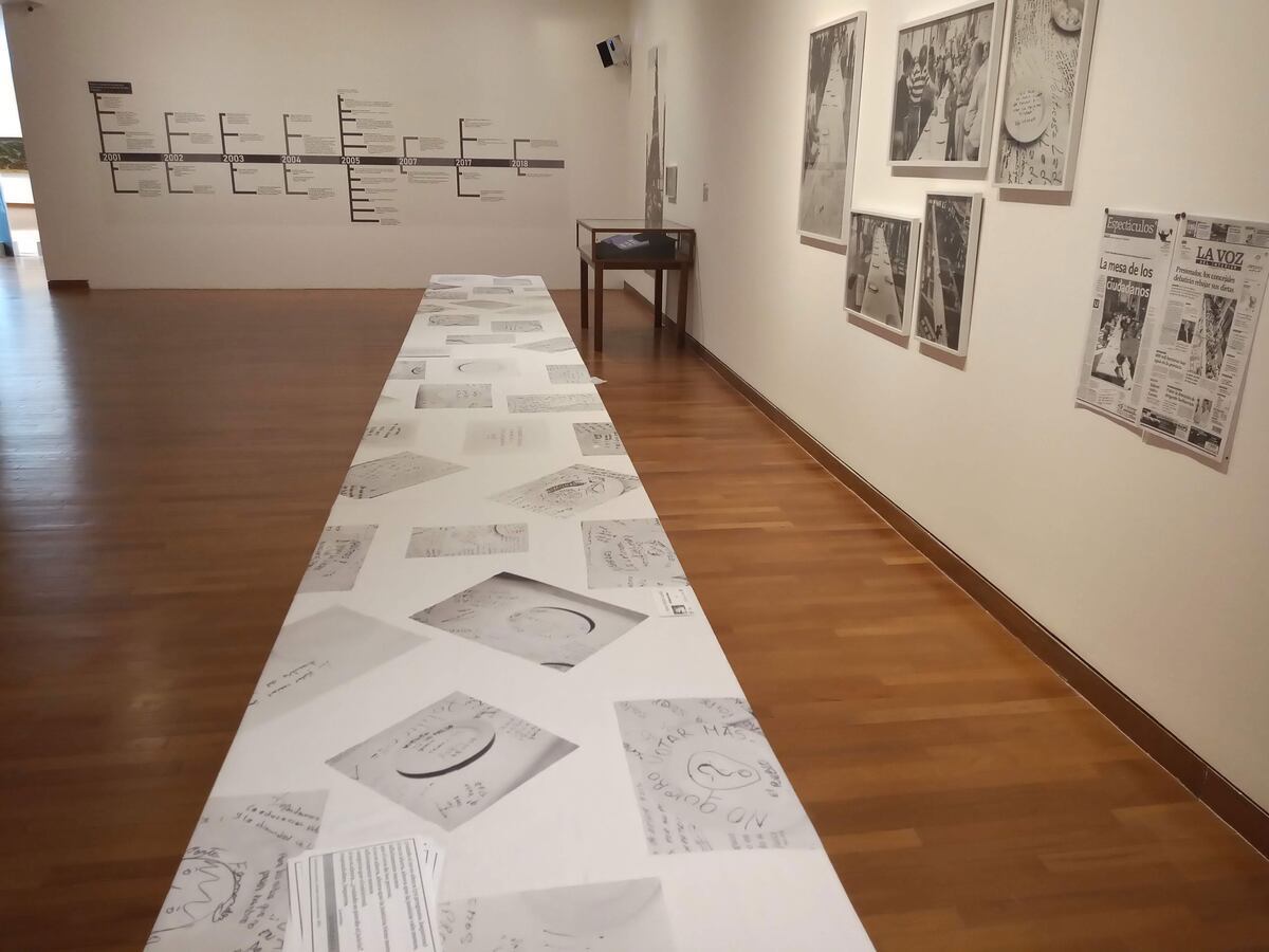 "La mesa", intervención de 2001 que se presenta en una versión a menor escala en el Museo Caraffa.