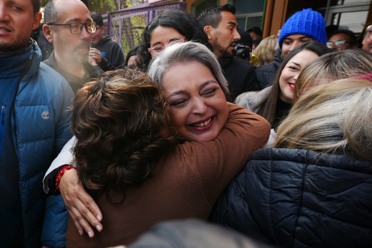 Jeannette Jara, candidata del Partido Comunista, abraza a una simpatizante antes de votar en las elecciones primarias organizadas por la coalición Unidos por Chile, con el fin de elegir al candidato del partido gobernate para las próximas elecciones presidenciales, el domingo 29 de junio de 2025, en Santiago, Chile. (AP Foto/Esteban Félix)