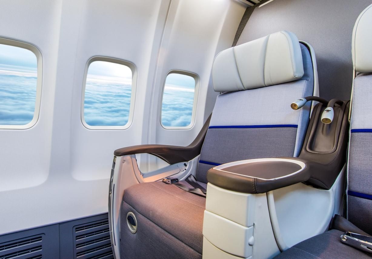 El truco viral de TikTok para dormir cómodo si te toca el asiento del pasillo del avión