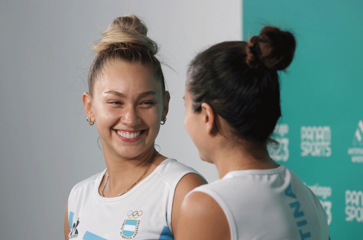 Natalia Méndez es pura felicidad al mirar a su compañera Vargas. Se conocen desde chicas, vivían a sólo dos cuadras y compartían club. (Felipe Quintana/Santiago 2023 vía Photosport)