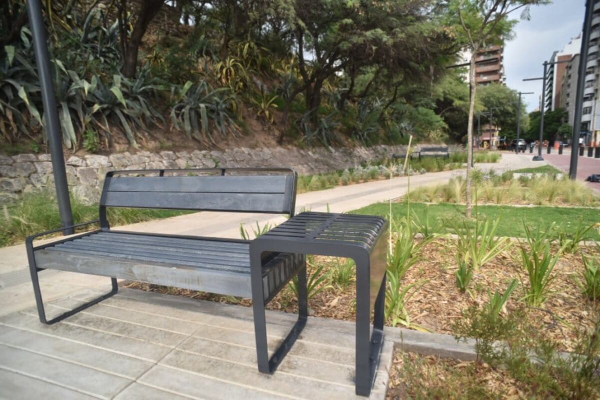 Ya se instalaron bancos construidos con madera plástica, que se produce con el reciclado de materiales. Están en el Corredor Ambiental y en la Plaza de las Américas. (Municipalidad de Córdoba)