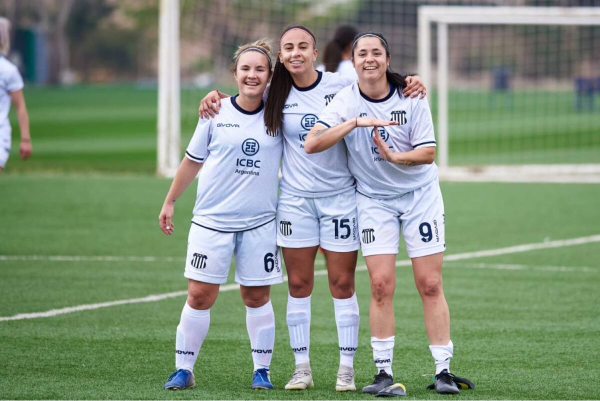 Beti junto a Yamila Cazón (izquierda) y Florencia Pianello (derecha).