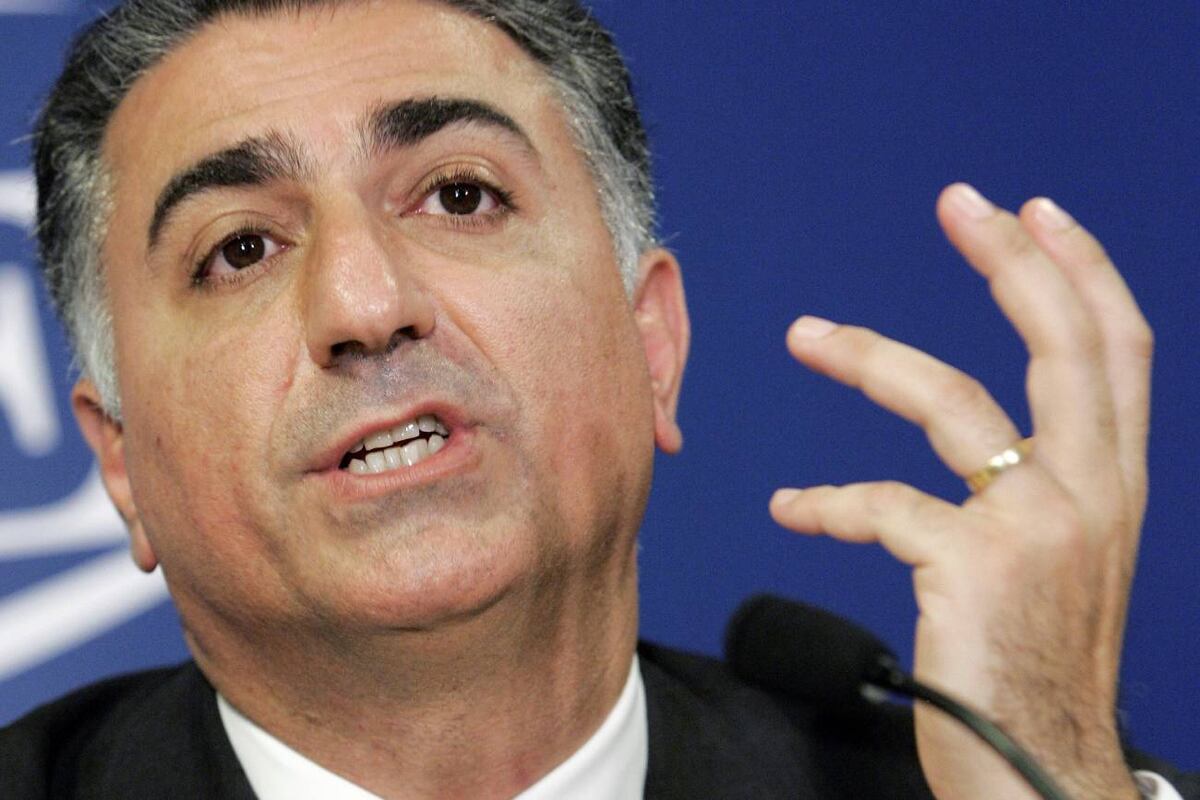 Archivo. Reza Pahlavi, hijo del derrocado Sha de Irán, Mohammad Reza Pahlavi, en una conferencia de prensa en París el 7 de junio de 2006. (AP / Jacques Brinon, Archivo)