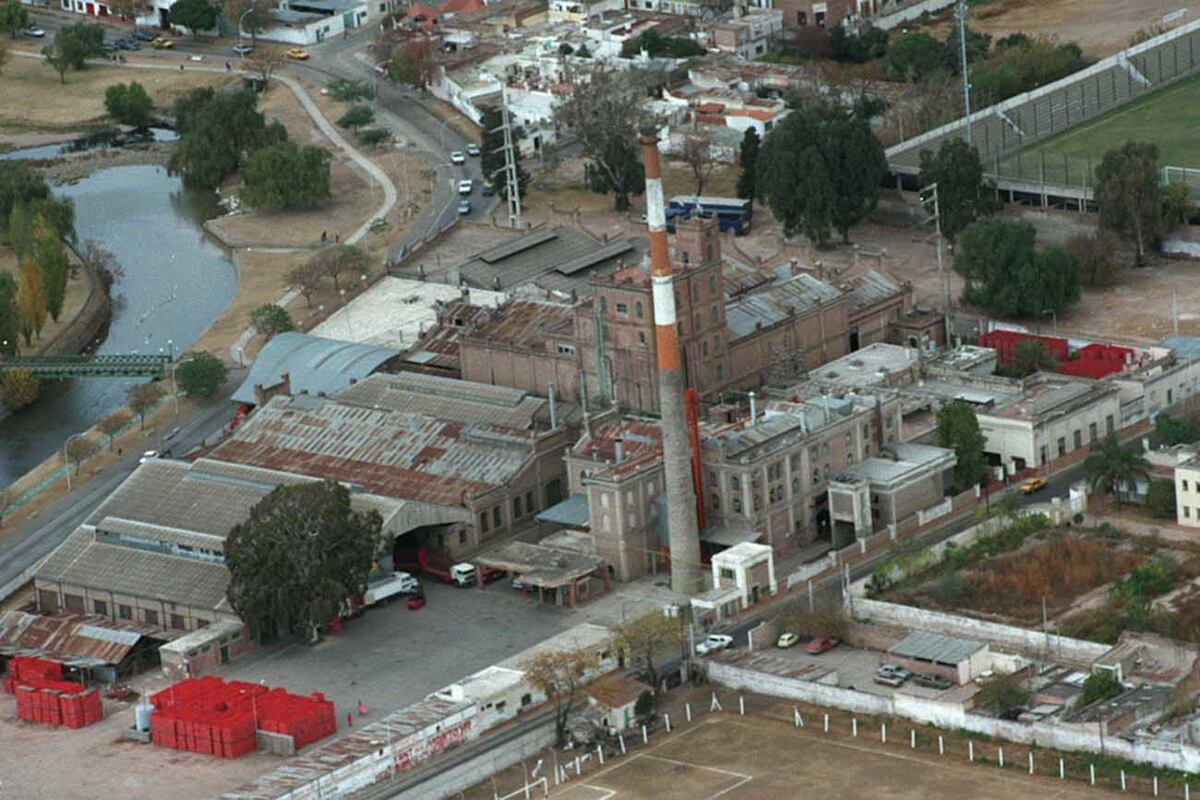 La histórica chimenea sobresale en el predio de la fábrica. (Archivo La Voz)
