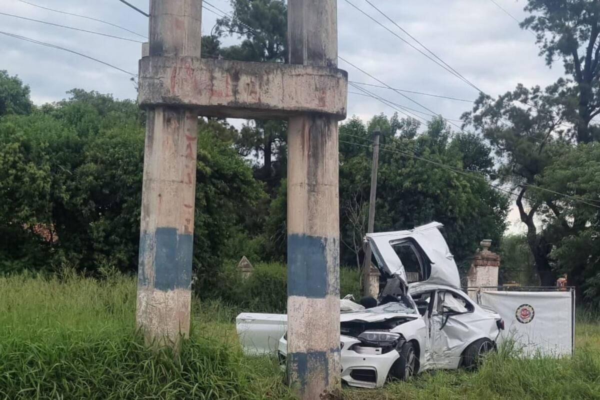 Chocaron contra un poste de alta tensión en Córdoba: dos fallecidos y tres heridos graves. (Policía)