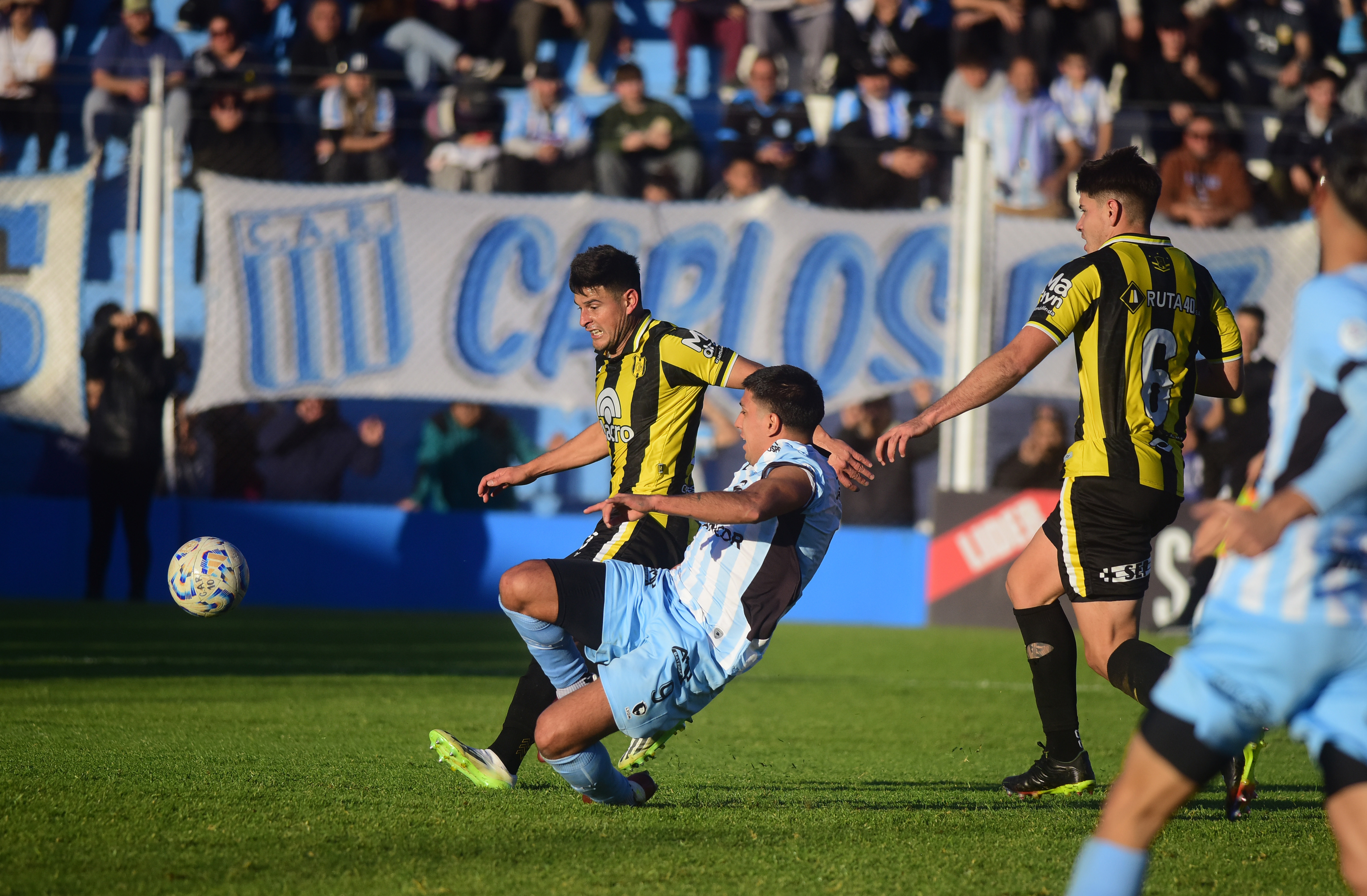 Partido de fútbol de Racing 2 vs, Deportivo Madryn 3 . (José Gabriel Hernández / La Voz)