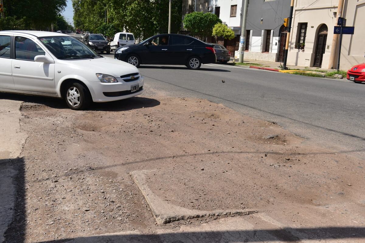 Agustín Garzón y puente Letizia, en el ingreso a barrio San Vicente (José Gabriel Hernández / La Voz).