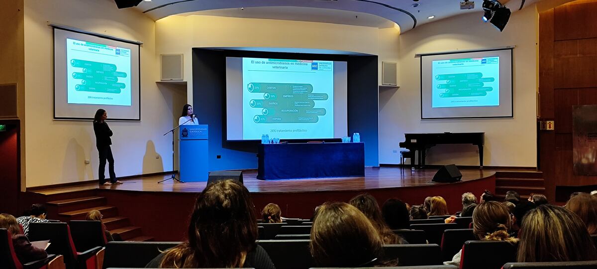 María Pía Belluzo y María Gabriela Irrazábal expusieron los resultados de sus investigaciones sobre resistencia antimicrobiana en animales de compañía y sobre el uso de antobióticos por parte de médicos veterinaros. (UCC).