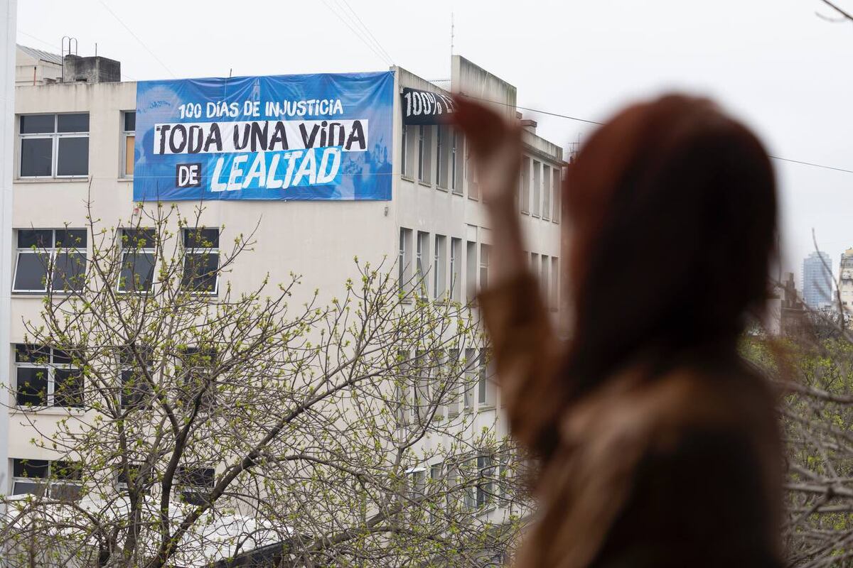 A 100 días de su arresto, Cristina Kirchner saludó a su militancia desde el balcón. (X)