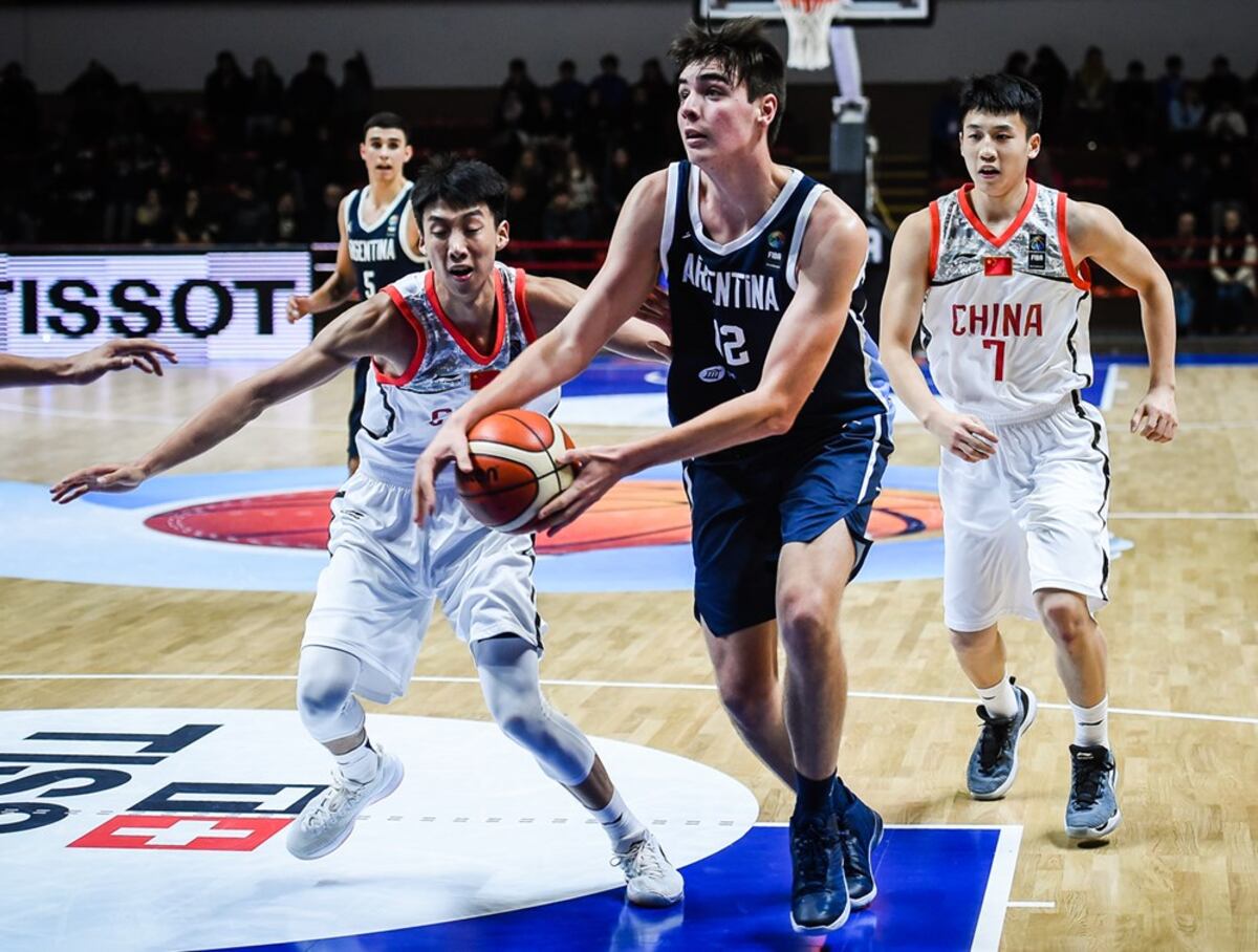 El pivote cordobés Gonzalo Bressan jugando con la selección argentina el Mundial U17 en 2018 en Rosario. (Fiba)
