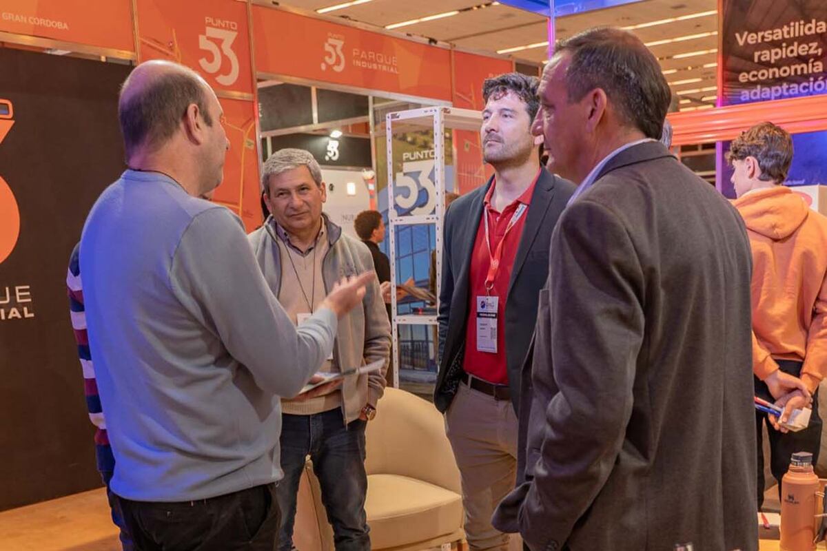 El equipo de CBA Racking en su primera participación en la Expo Parques Industriales Córdoba 2025, representando oficialmente a Sotic.