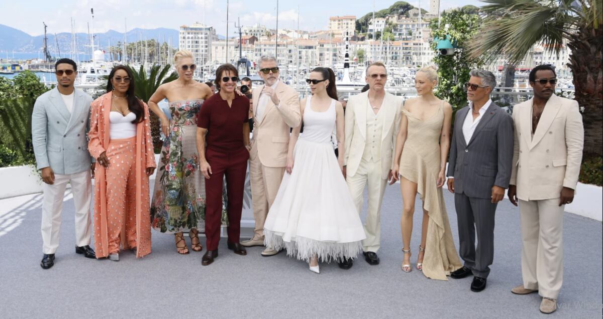 De izq. a Der. Greg Tarzan Davis, Angela Bassett, Hannah Waddingham, Tom Cruise, el director Christopher McQuarrie, Hayley Atwell, Simon Pegg, Pom Klementieff, Esai Morales, y Tramell Tillman en Cannes 2025.
