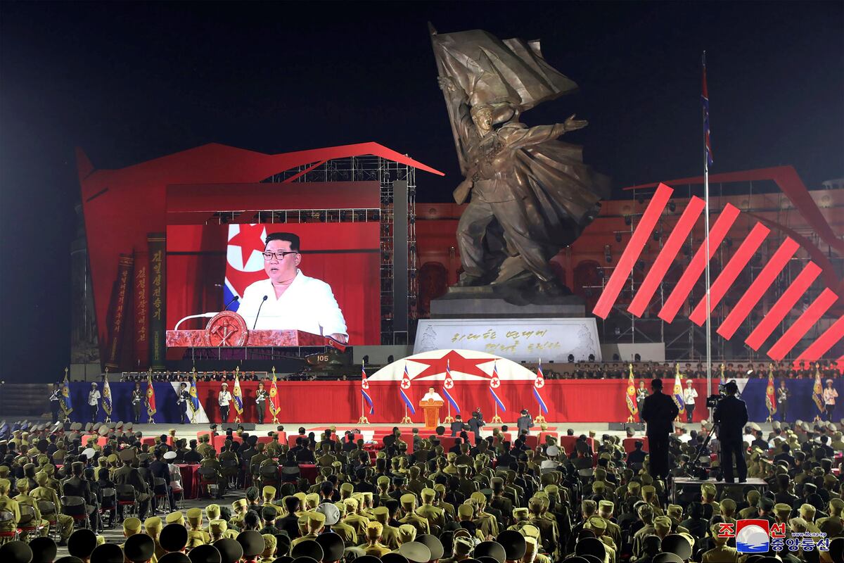 Corea del Norte. Kim Jong-un pronuncia su discurso durante una ceremonia para conmemorar el 69 aniversario de la firma del armisticio de alto el fuego que puso fin a los combates en la Guerra de Corea. (Foto / Gobierno de Corea del Norte)
