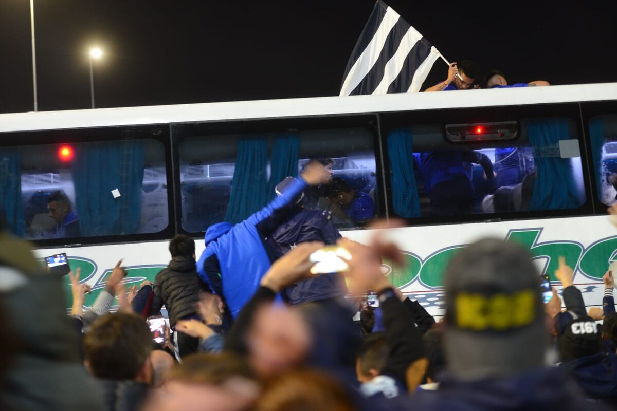 La hinchada de Talleres en el Kempes para recibir al plantel. (Facundo Luque y Javier Ferreyra)