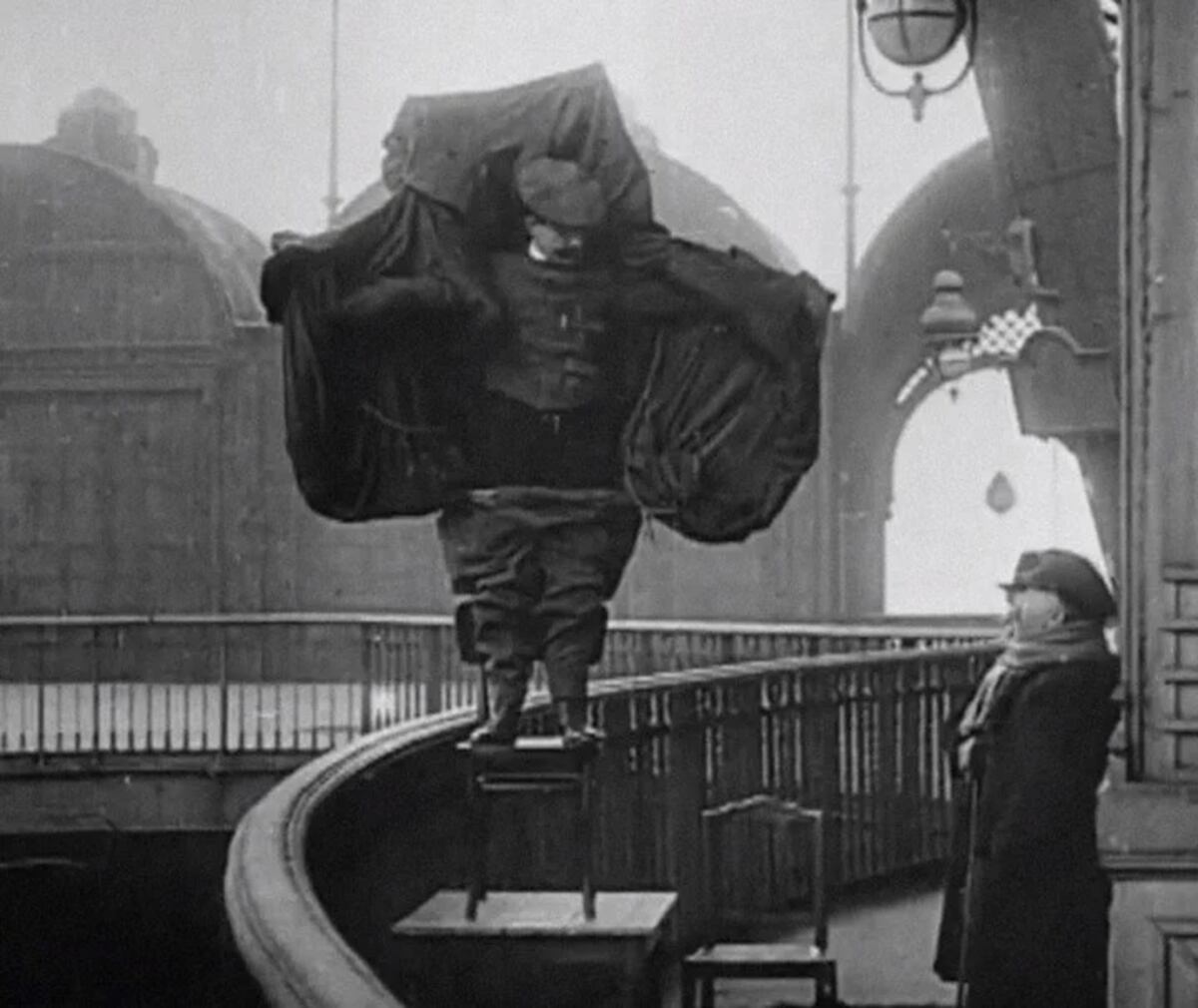 Franz Reichelt, antes de saltar, mostrando su prototipo. (Clarín)