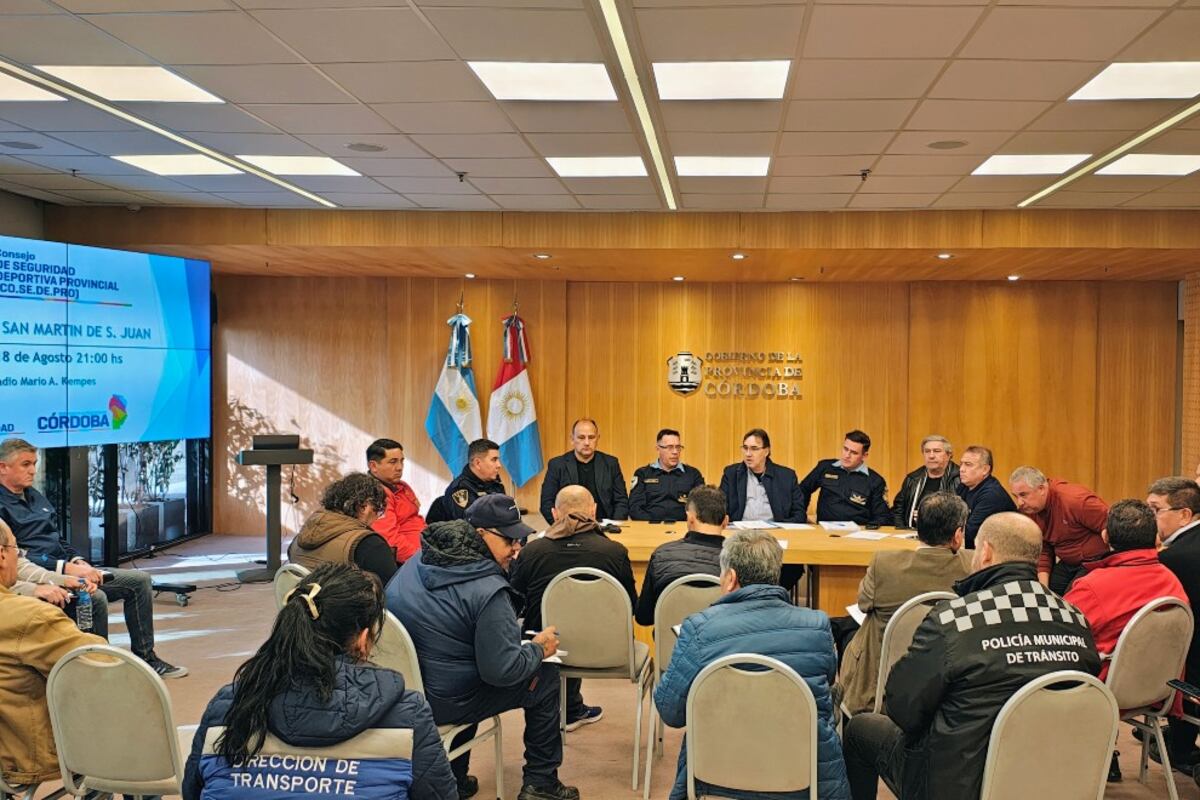 Talleres - San Martín de San Juan. Operativo para este lunes a las 21, en el Kempes. Marcelo Frossasco, titular del Cosedepro, encabezando la reunión con todos los organismos de seguridad. 