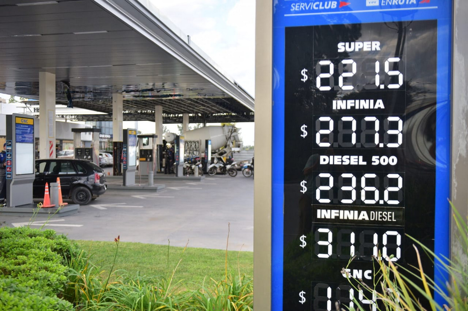 Los aumentos ya impactan en los carteles de Axion y Shell. En muchas YPF figura todavía el precio "viejo" (Ramiro Pereyra / La Voz)