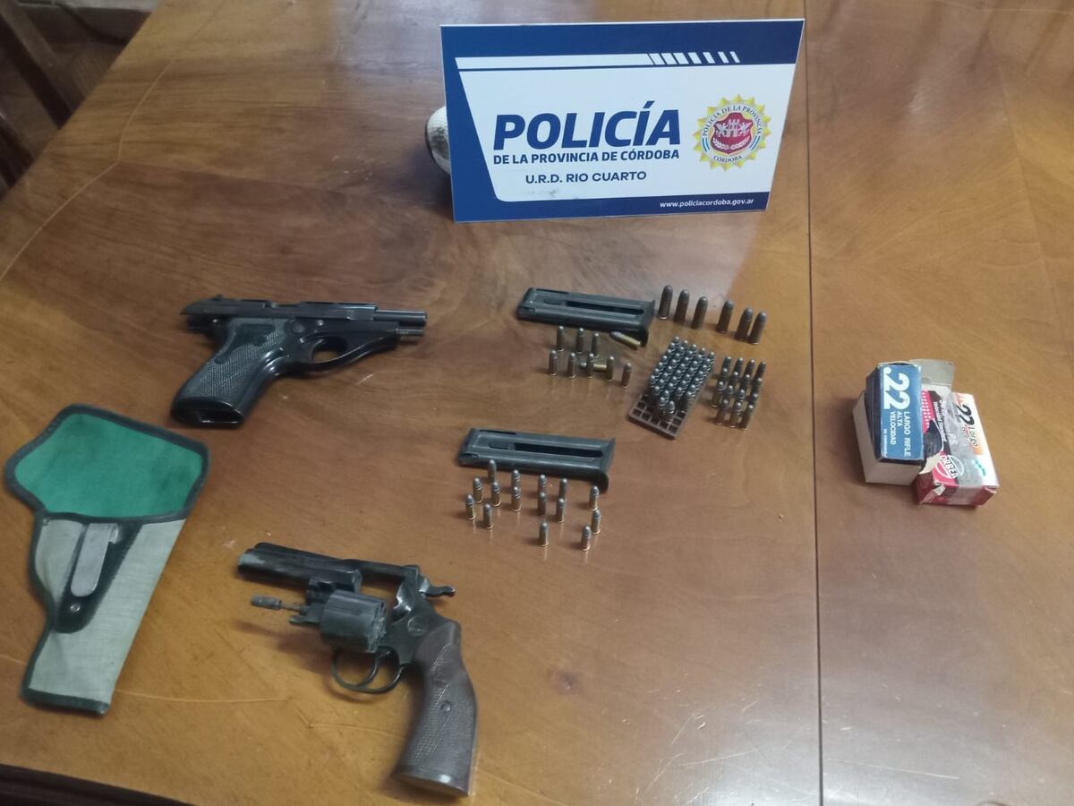 Las armas secuestradas al sospechoso del crimen.