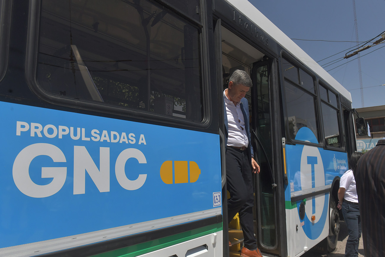 Passerini presentan los nuevos omnibus a GNC en base de Tamse de barrio General Paz. ( Ramiro Pereyra/La Voz )