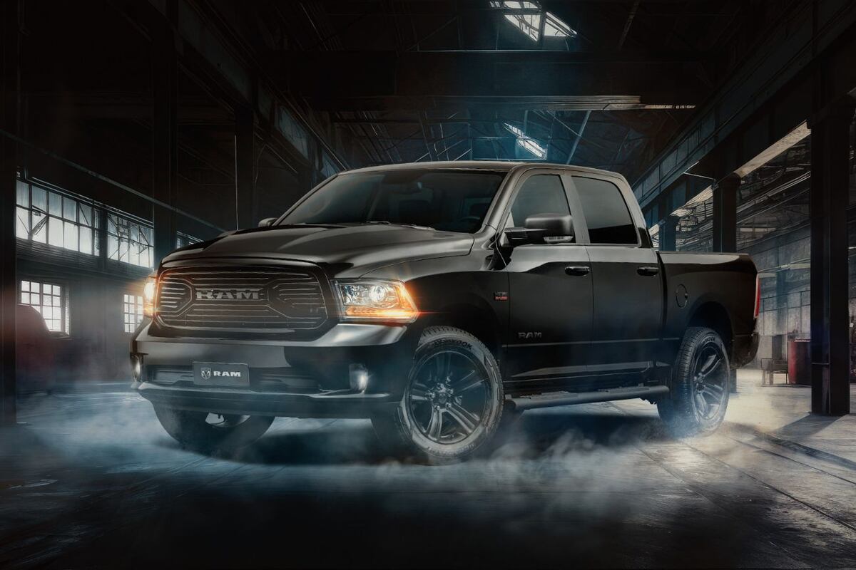 Ya lanzada, la RAM 1500 Night Edition se caracteriza por sus detalles ennegrecidos, desde la parrilla a las llantas.