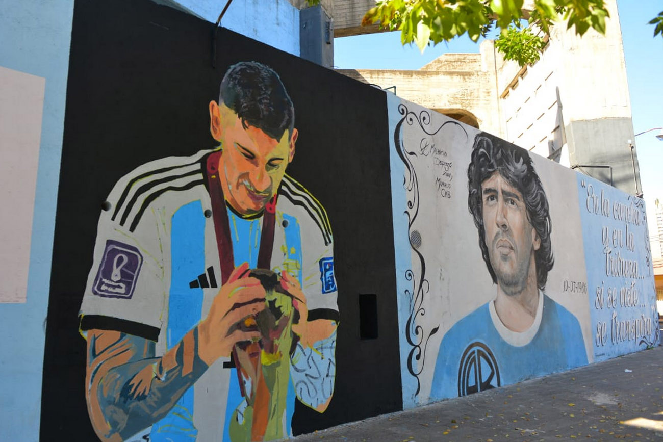 El mural de Cristian Gabriel "Cuti" Romero en el paredón del frente del estadio de Belgrano.  (José Gabriel Hernández / La Voz)