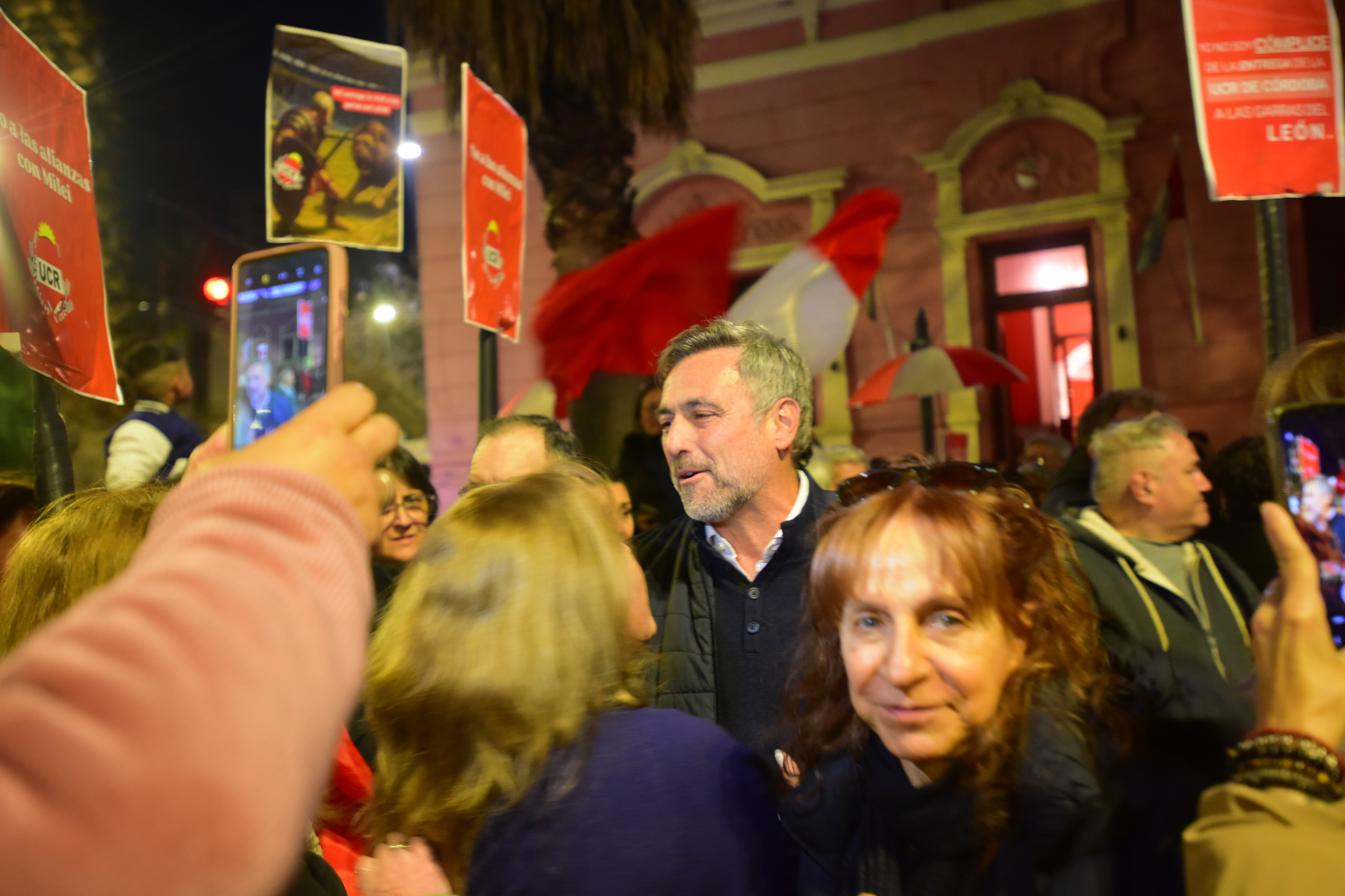 Congreso partidario virtual. Abrazo simbólico de la gente de Mestre en la Casa radical. (Javier Ferreyra / La Voz)