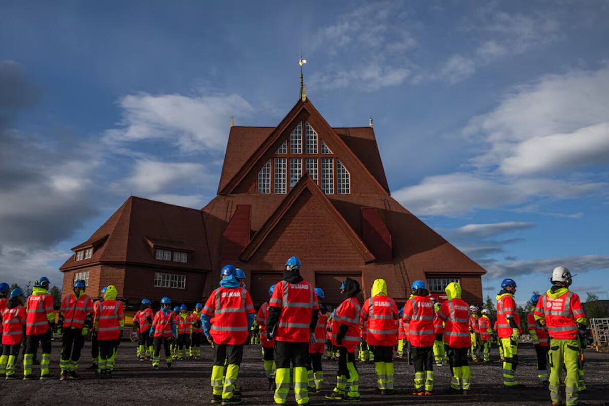 La fe viaja sobre ruedas: una Iglesia centenaria se trasladó 5 kilómetros para evitar una mina. (Gentileza)