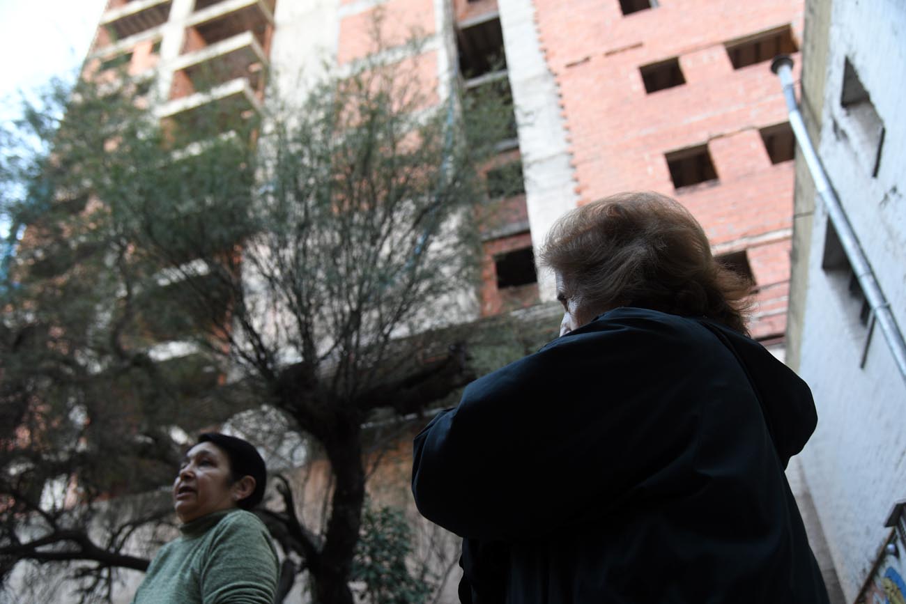 Riesgo que presenta un edificio a medio construir  y el padecimiento de vecinos en  San José de Calasanz y Bv. San Juan. Ramiro Pereyra/La Voz.