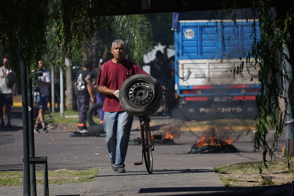 Empleados de la fábrica Fate protestan frente a la planta de San Fernando luego de su cierre repentino. (Gentileza Clarín)