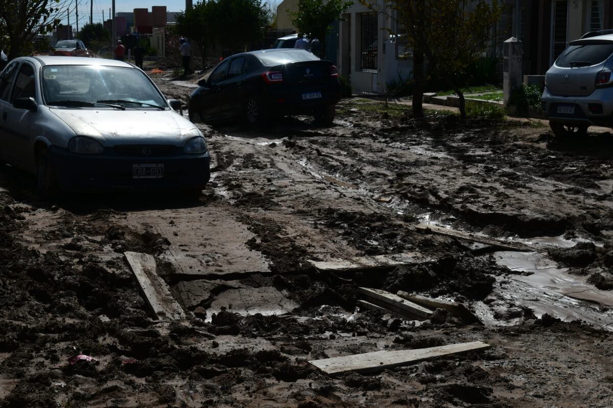 Las lluvias dejaron las calles del barrio Universitario de Horizonte colapsadas. (Ramiro Pereyra / La Voz)