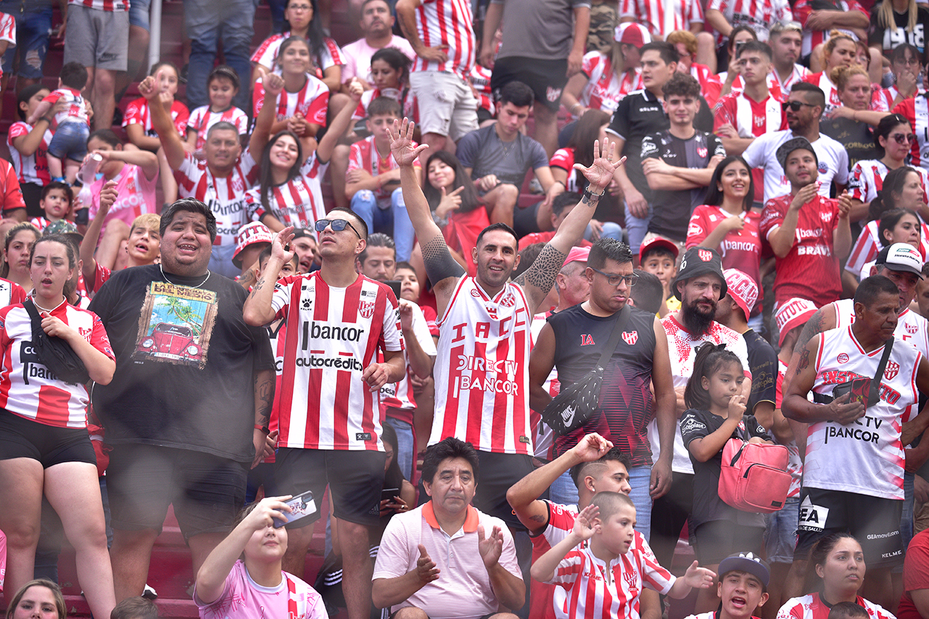 Fotos de hinchas de Instituto en el estadio Monumental en el partido ante Sarmiento de Junín para la Liga Profesional. (Ramiro Pereyra)