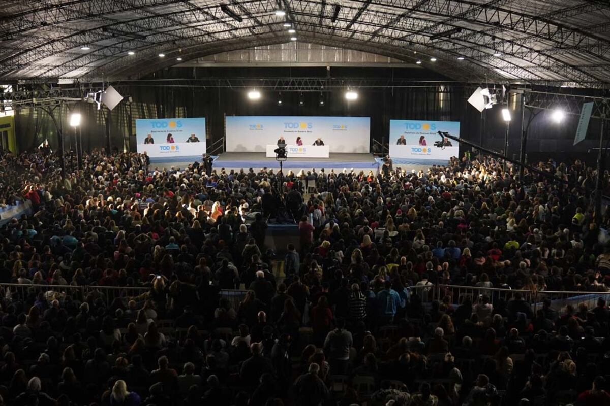 Cristina Kirchner habla desde la ciudad bonaerense de Ensenada, como parte de los homenajes del Frente de Todos por el 48º aniversario de la muerte del líder justicialista Juan Domingo Perón (Clarin)