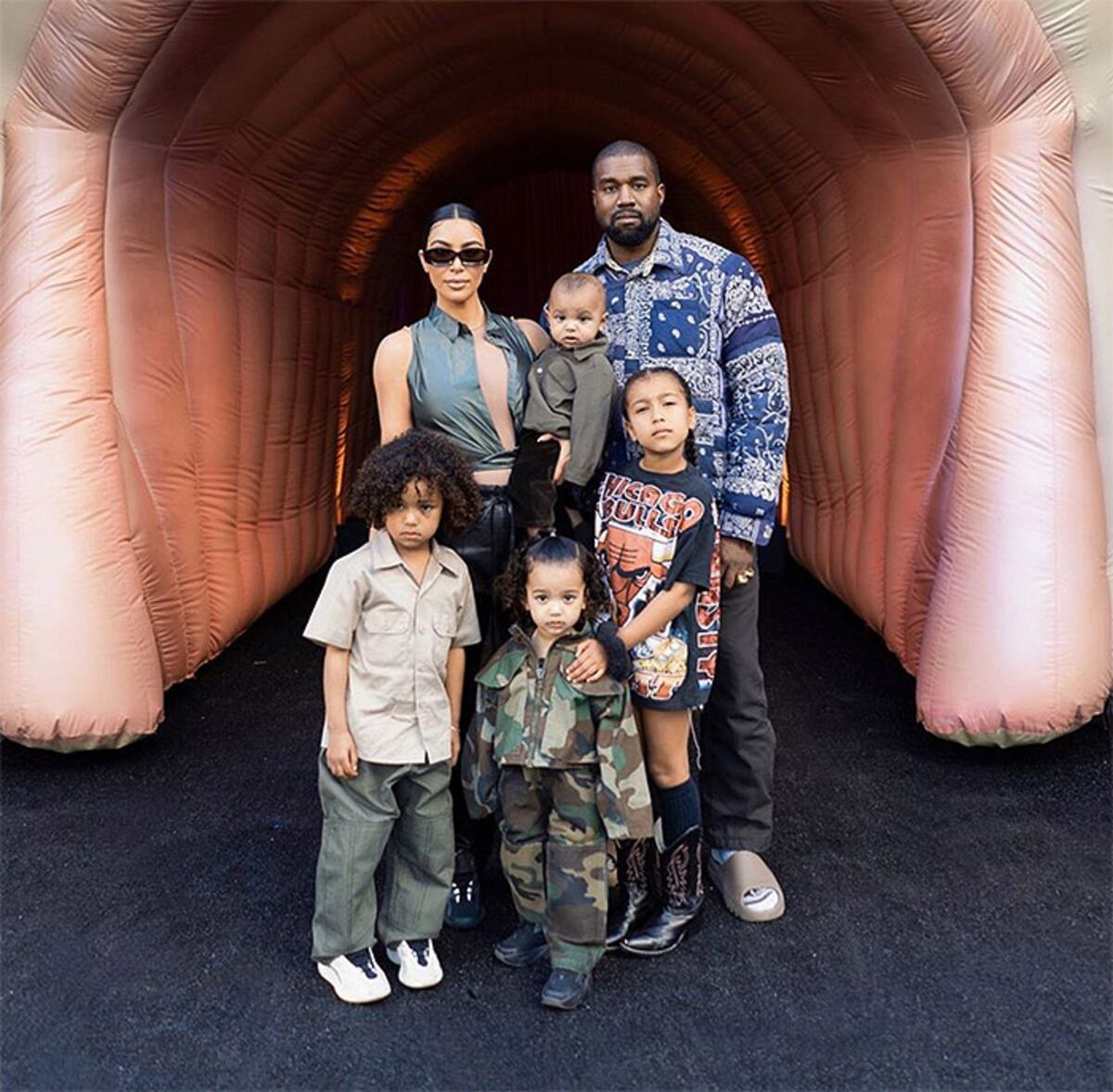 Kim Kardashian junto a Kanye, cuando estaban casados, y los hijos que tienen en común.