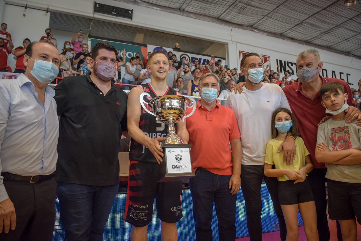 Martín Llaryora entregó la copa de campeón a Instituto por el Súper 20 de básquetbol. (Municipalidad)
