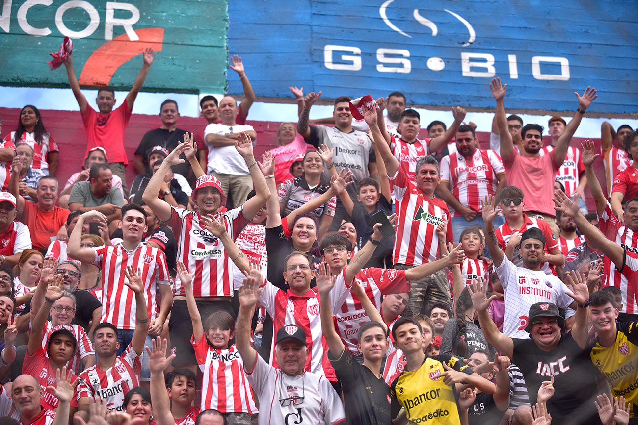 Fotos de hinchas de Instituto en el estadio Monumental en el partido ante Sarmiento de Junín para la Liga Profesional. (Ramiro Pereyra)