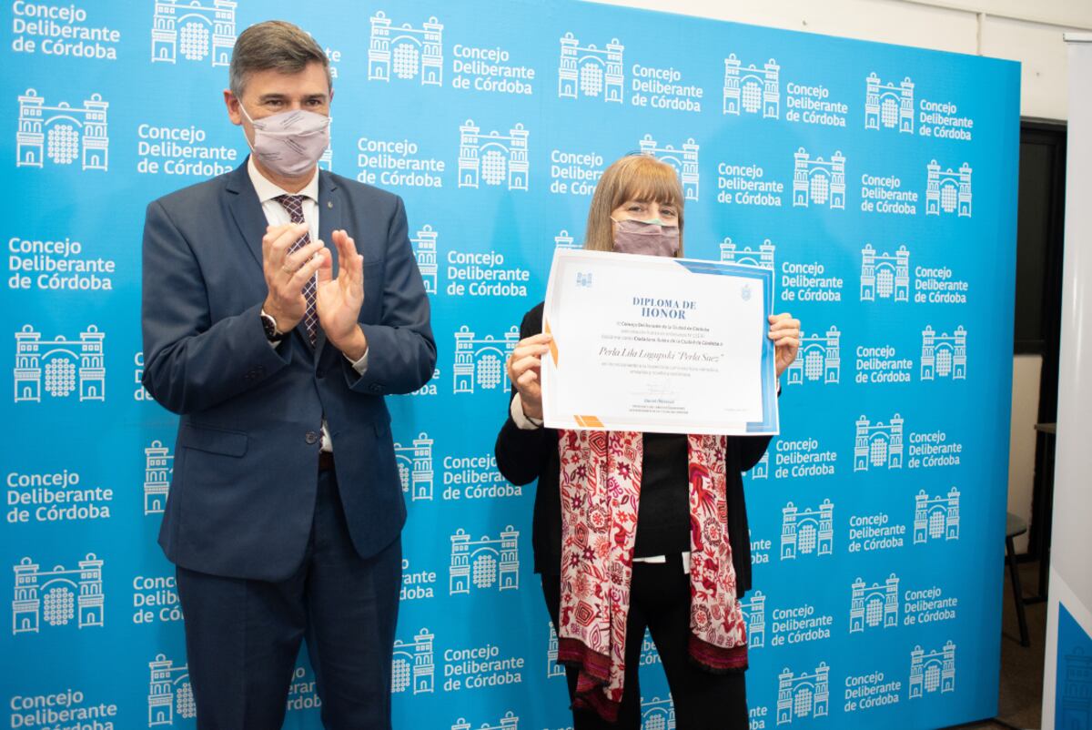 El viceintendente junto a la escritora Perla Suez, premiada por la dimensión y trayectoria de su obra.