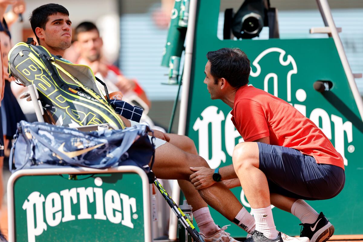 Carlos Alcaraz y sus calambres durante el duelo con Djokovic (AP)