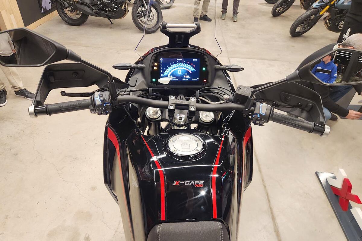 La X-Cape 700 equipa una pantalla TFT de 7" con navegación GPS integrada, puertos USB y USB-C.