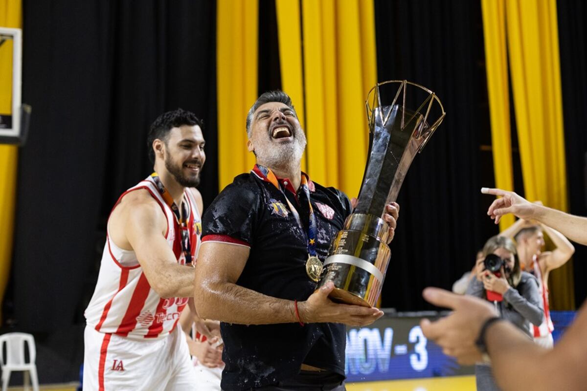 Lucas Victoriano es el primer argentino en consagrarse campeón de la Liga Sudamericana como jugador y como entrenador. También lo hizo en la Liga Nacional. (Fiba)