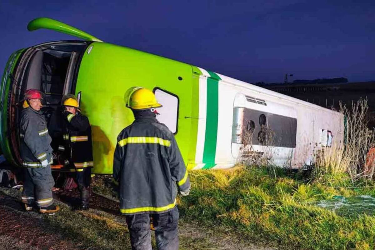 Murieron cinco personas tras el vuelco de un micro en General La Madrid (Gentileza)