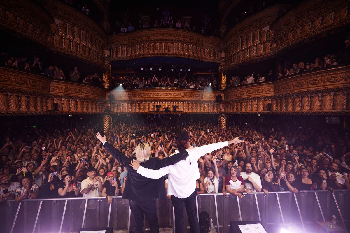 Ca7riel & Paco Amoroso, en Lollapalooza y en el House of Blues de Chicago. (Instagram @lollapalooza y DF Entertainment)