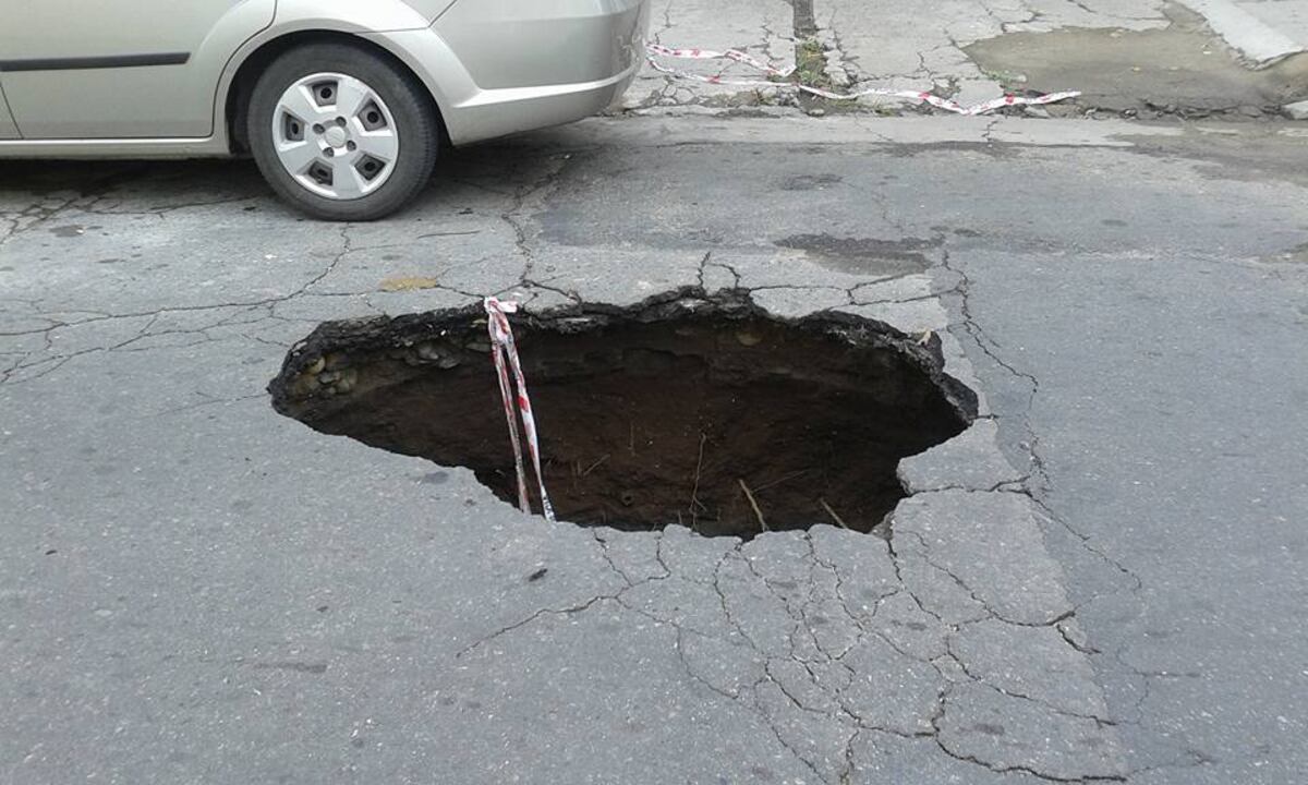 El bache de la misma calle, Soldado Ruiz, en 2016.