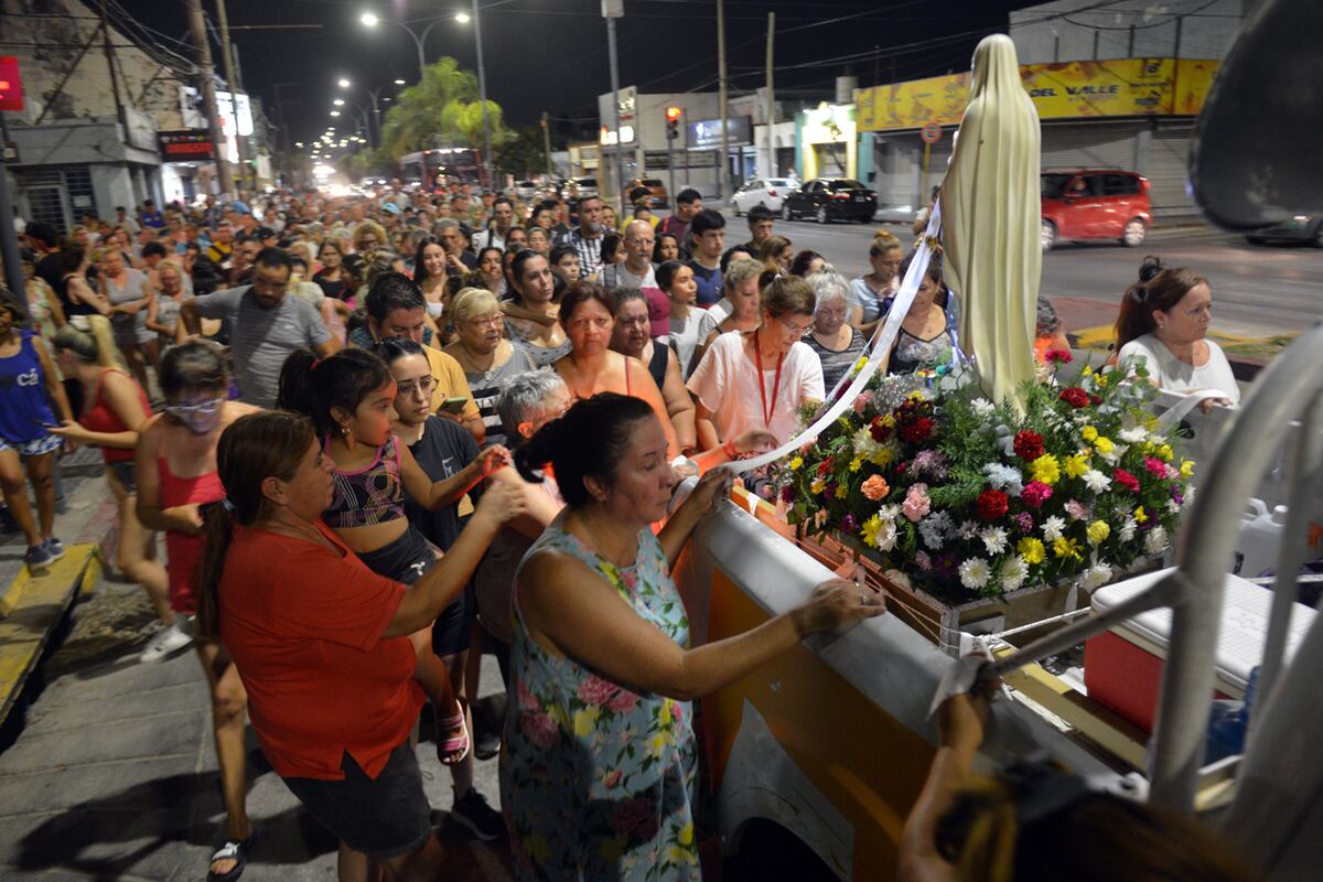Como todos los años, miles de fieles acompañaron la procesión de la Virgen de Lourdes desde Córdoba hasta el santuario en Alta Gracia. Foto Javier Ferreyra