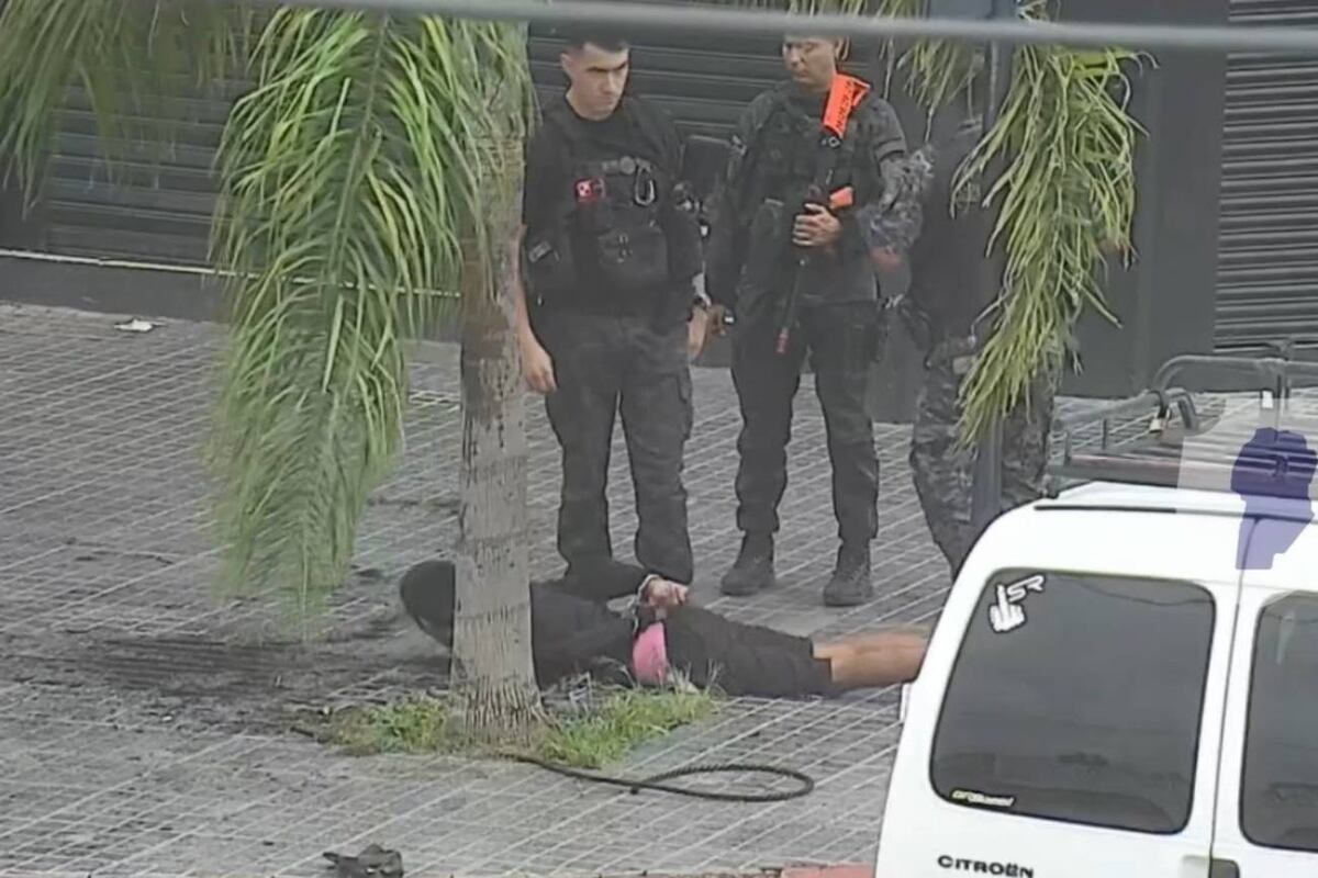 Sospechoso de robo atrapado por vecinos en barrio General Mosconi de Córdoba Capital. (Policía)