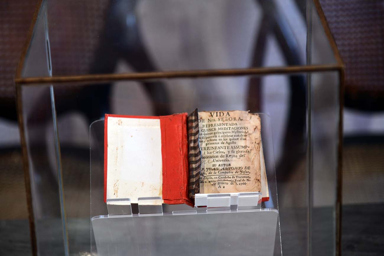 Libro jesuítico impreso en 1766, un eslabón perdido de la imprenta Jesuíticas cordobesa (Ramiro Pereyra/La Voz)