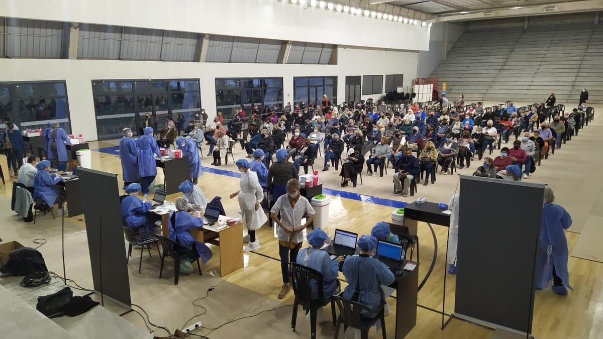 En Carlos Paz. Vacunación en la principal de Punilla, que registra un alto número de contagiados desde hace dos meses (Municipalidad)