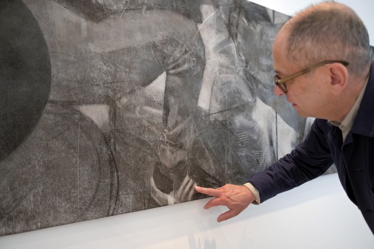 El artista Roger Mantegani en su exposición "Códices de una tierra incógnita" en la sala del Buen Pastor. (Javier Ferreyra / La Voz)