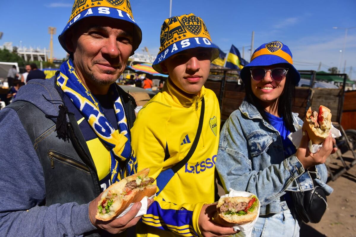 Los hinchas de Boca en el Kempes, a la espera del partido ante Estudiantes de La Plata por semifinales de Copa de la Liga. (José Hernández / La Voz).