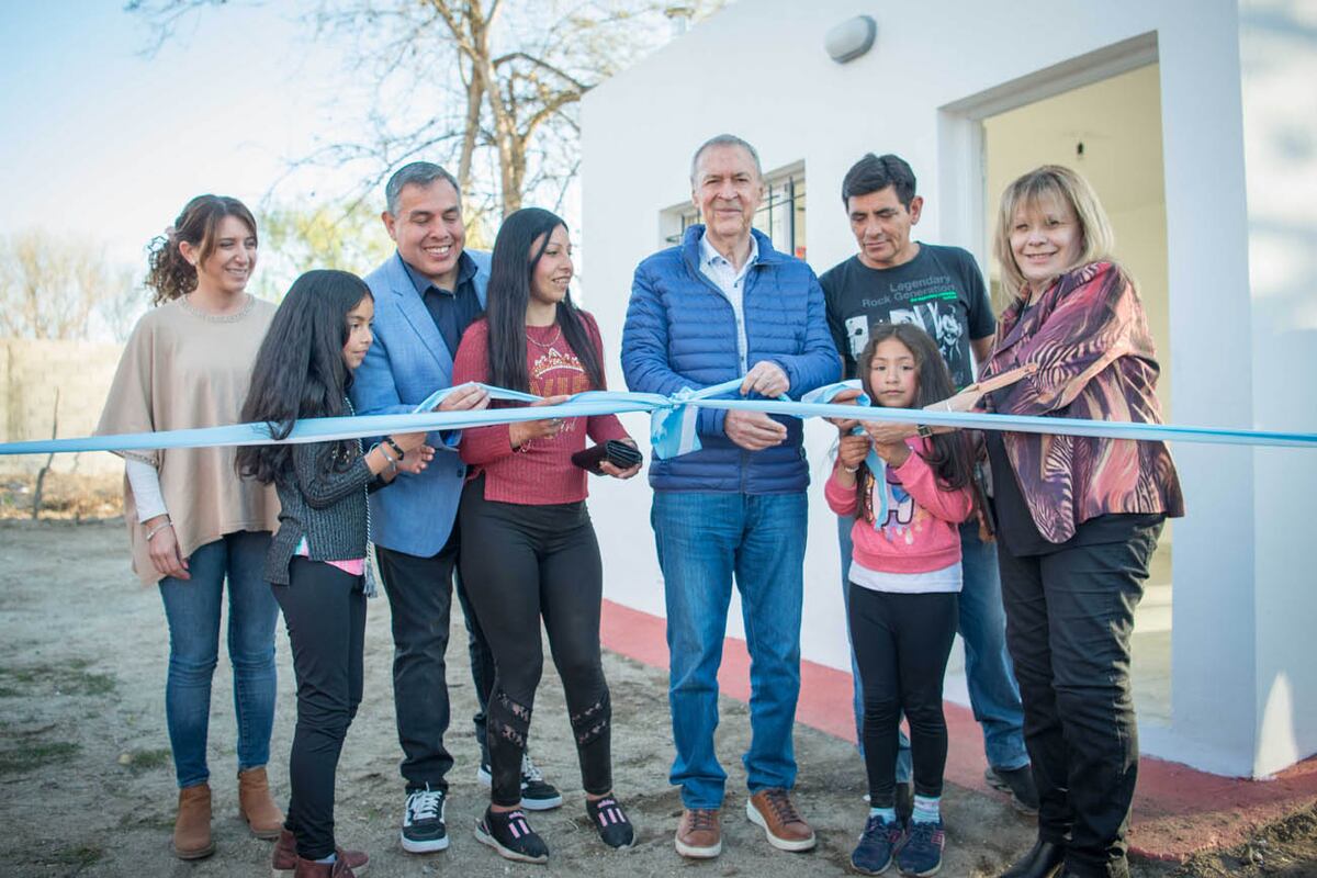 El gobernador Juan Schiaretti y la ministra Laura Jure, en la entrega de una de las viviendas de la línea Semilla.