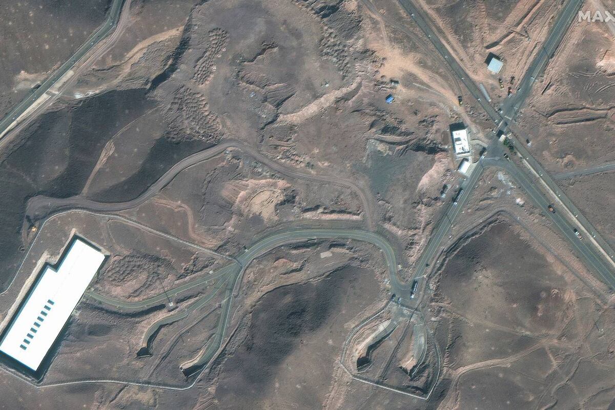 Imagen satelital muestra vehículos en la instalación nuclear de Fordo en Irán, el viernes 20 de junio de 2025, antes del ataque de EE.UU. (Maxar Technologies vía AP)